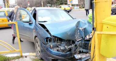 Cu mașina-n stâlp! - 3