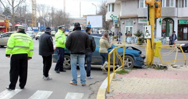 Cu mașina-n stâlp! - 2