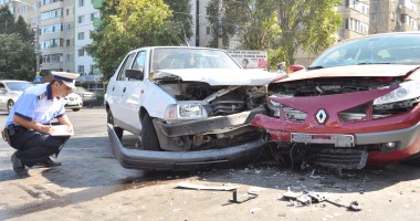 Vezi aici mai multe imagini de la accidentul de astăzi de pe Bd. Tomis - 4
