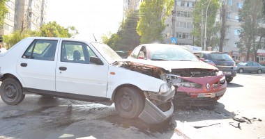 Vezi aici mai multe imagini de la accidentul de astăzi de pe Bd. Tomis - 6