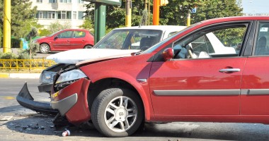 Vezi aici mai multe imagini de la accidentul de astăzi de pe Bd. Tomis - 9