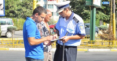 Vezi aici mai multe imagini de la accidentul de astăzi de pe Bd. Tomis - 10