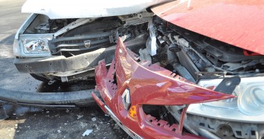 Vezi aici mai multe imagini de la accidentul de astăzi de pe Bd. Tomis - 12