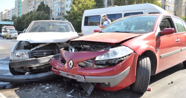 Vezi aici mai multe imagini de la accidentul de astăzi de pe Bd. Tomis - 2