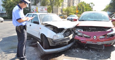 Vezi aici mai multe imagini de la accidentul de astăzi de pe Bd. Tomis - 3