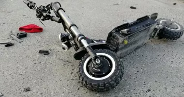 Stire din Eveniment : Accident rutier provocat de un minor pe trotinetă. Autoritățile locale trag un semnal de alarmă