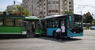 Stire din Eveniment : Grav accident de circulaţie în Bucureşti. Implicate un tramvai şi un autobuz