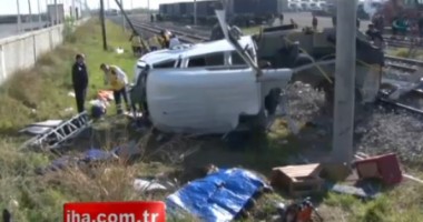 Stire din Actualitate : MICROBUZ SPULBERAT DE TREN: Cel puțin nouă morți