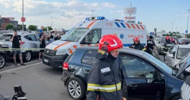 Accident în parcarea centrului comercial VIVO din Constanța. O persoană a ajuns la spital