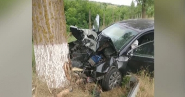 Stire din Eveniment : GRAV ACCIDENT RUTIER. UN ȘOFER DE 29 DE ANI S-A IZBIT CU MAȘINA ÎNTR-UN COPAC