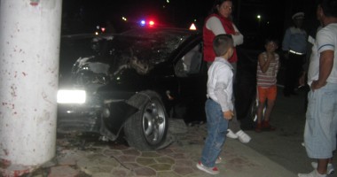 O șoferiță a intrat cu mașina într-un stâlp la Tuzla - 2