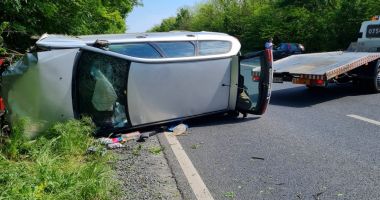Stire din Eveniment : O mașină a ajuns în copac, după explozia unei anvelope!