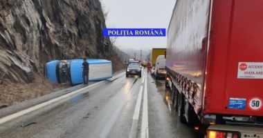Stire din Eveniment : Două microbuze s-au ciocnit frontal! Trei victime