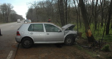 O tânără șoferiță a intrat  cu mașina în copac - Galerie foto - 2