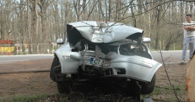 O tânără șoferiță a intrat  cu mașina în copac - Galerie foto - 4