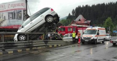 O mașină a rămas suspendată în poziție verticală pe un pod