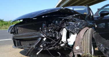 Stire din Eveniment : Un Volvo a intrat într-un Mercedes, pe strada Industrială. O victimă