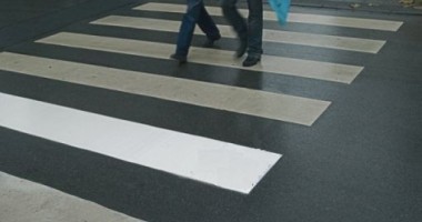 Stire din Eveniment : Lovită pe trecerea de pietoni