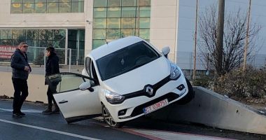 Accident spectaculos la Lazu. O mașină s-a urcat pe parapeții despărțitori - 2