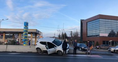 Accident spectaculos la Lazu. O mașină s-a urcat pe parapeții despărțitori - 3