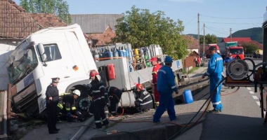 ACCIDENT GRAV. Un TIR încărcat cu butelii a intrat într-o casă - 2