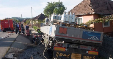 ACCIDENT GRAV. Un TIR încărcat cu butelii a intrat într-o casă - 3