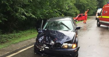 Stire din Eveniment : Accident grav la Valu Traian, la Popas. Două femei rănite