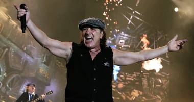 Stire din Actualitate : Solistul AC/DC, grave probleme de sănătate. Trupa și-a anulat concertele