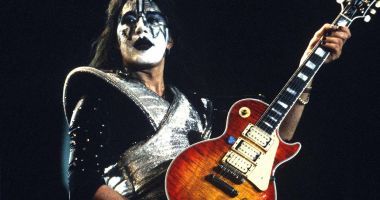 Stire din Cultură-Educație : Ace Frehley, chitaristul principal şi cofondatorul trupei Kiss, a murit la vârsta de 74 de ani