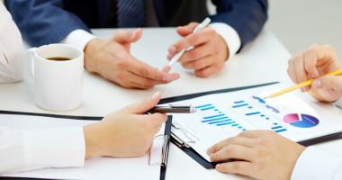 Stire din Economie : În achizițiile publice, unul centrează, altul dă cu capul