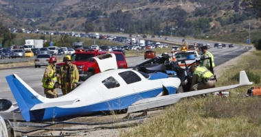 Un avion a lovit o mașină, pe autostradă! Un mort și mai mulți răniți