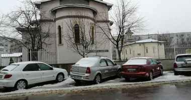 Pericol în cartierul Inel II. Vântul a smuls o parte din acoperișul bisericii
