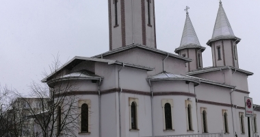 Pericol în cartierul Inel II. Vântul a smuls o parte din acoperișul bisericii - 2