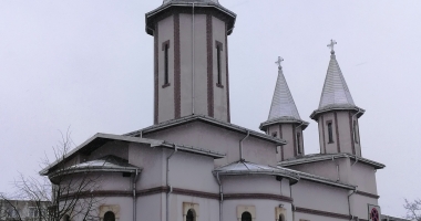 Pericol în cartierul Inel II. Vântul a smuls o parte din acoperișul bisericii - 3
