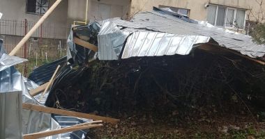 Stire din Eveniment : Acoperiș luat de vânt, la Mangalia. Intervin pompierii
