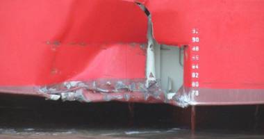 Acostare "dureroasă" a unui car carrier