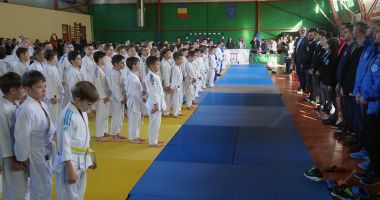 Stire din Sport : Peste 150 de tineri judoka s-au luptat pentru medalii la Cupa „Centura albă”