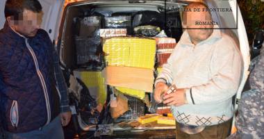 Țigări  de contrabandă ascunse în pereții mașinii