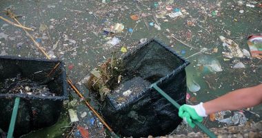 Stire din Social : Atenţie! Se curăţă deșeurile de pe lacul Tăbăcărie, de pe maluri și din parc