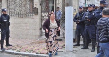 Nu își permit să plătească apa, dar locuiesc în vile luxoase - 2