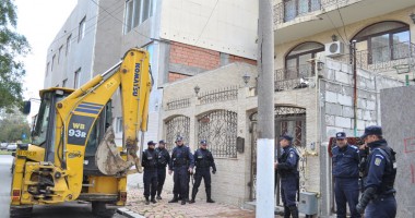 Nu își permit să plătească apa, dar locuiesc în vile luxoase - 3