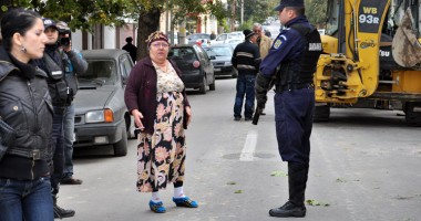 Nu își permit să plătească apa, dar locuiesc în vile luxoase - 5