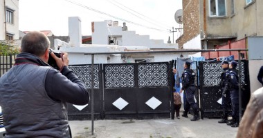 Nu își permit să plătească apa, dar locuiesc în vile luxoase - 6