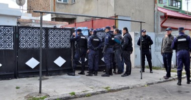 Nu își permit să plătească apa, dar locuiesc în vile luxoase - 7