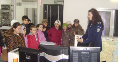 Elevii de la Școala nr. 12, în vizită la Poliția Rutieră - 2