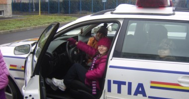 Stire din Eveniment : Elevii de la Școala nr. 12 au testat mașinile Poliției Rutiere