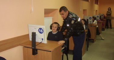 Elevii de la Școala nr. 12, în vizită la Poliția Rutieră - 3