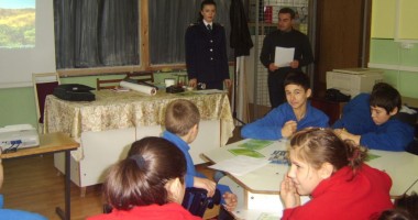 Stire din Eveniment : Polițiștii de la Rutieră, astăzi, la Liceul Sportiv "Nicolae Rotaru"