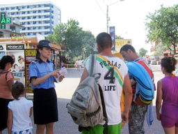 Turiștii din Mamaia, învățați de polițiști ce să facă pentru  a nu fi prădați de hoți - 4