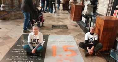 Stire din Actualitate : Două activiste de mediu au vandalizat mormântul lui Charles Darwin